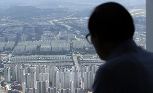 올해 종부세 납부 대상자가 작년보다 13만명 늘어난 60만명에 육박했다.사진은 서울 송파구 롯데월드타워에서 바라본 아파트 단지 모습.<연합뉴스>